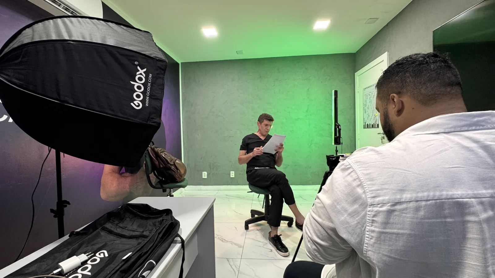 Equipe em gravação com iluminação e cenário preparados